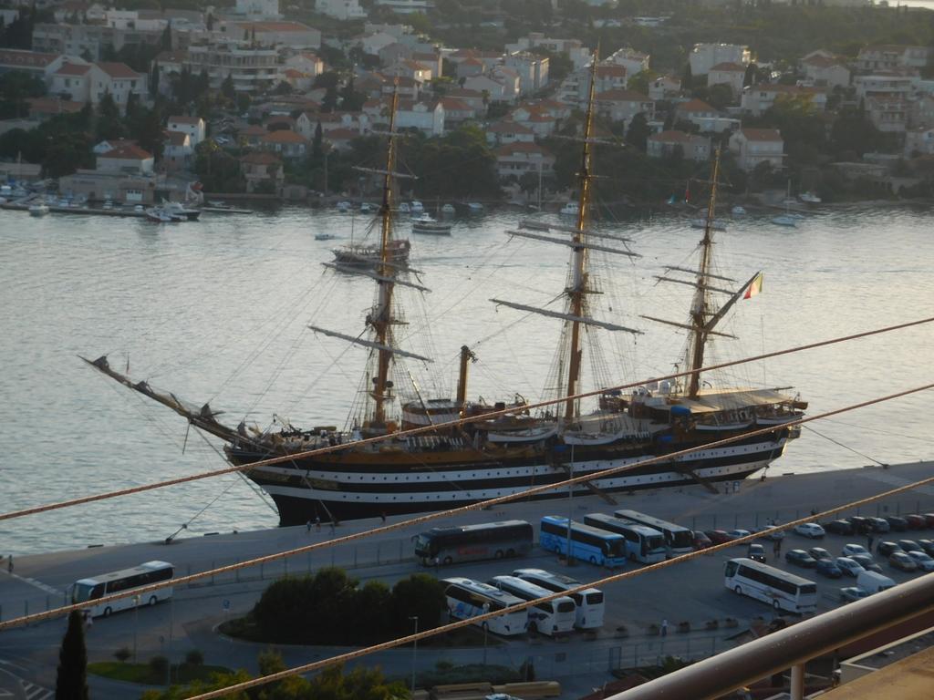 Rooms Anela With Large Common Tarrace And Beautiful Sea View Dubrovnik Eksteriør bilde